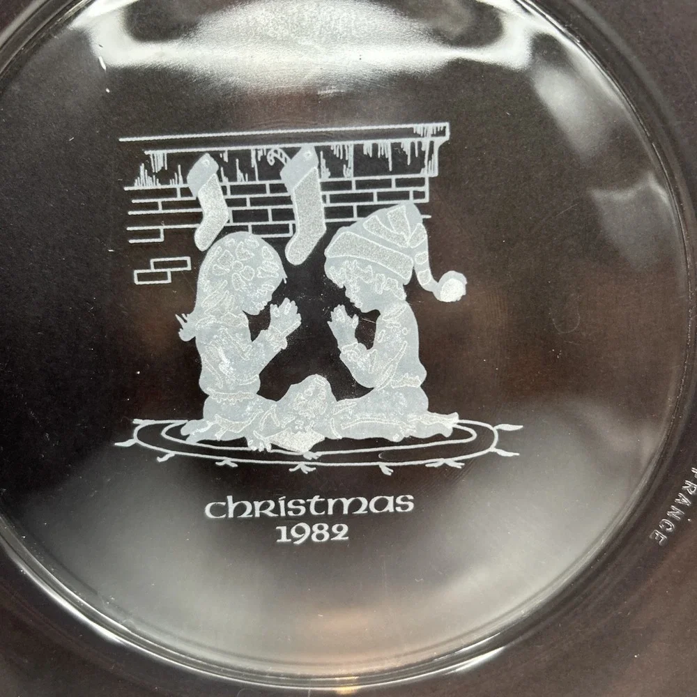 Vintage Arcoroc France Christmas 1982 Glass Plate‎ Children Pray Fireplace 7.5